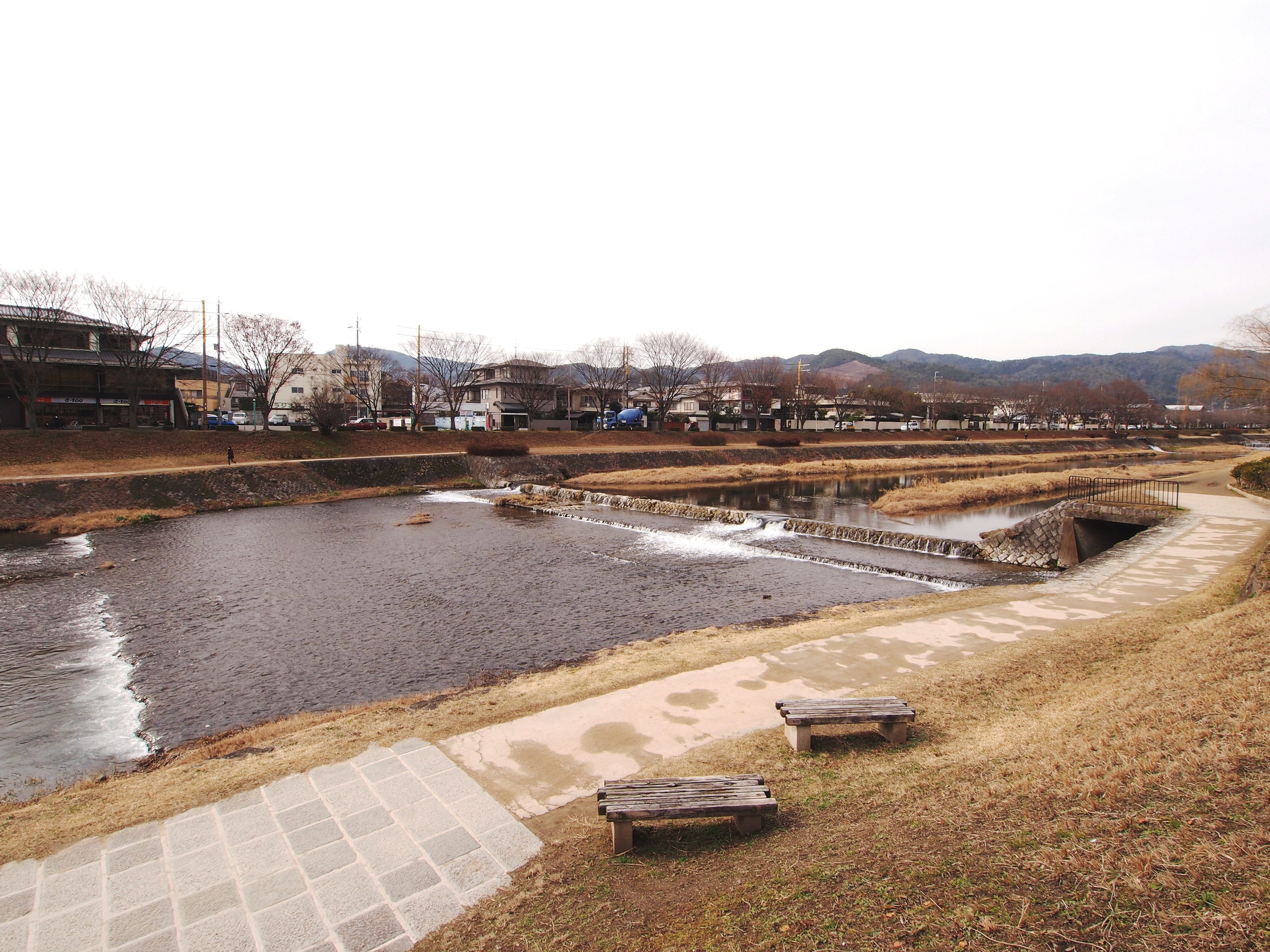 http://www.eraten.jp/blog/%E8%B3%80%E8%8C%82%E5%B7%9D%E3%83%BB%E8%88%9F%E5%BD%A2.JPG